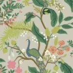 Papel pintado con motivos de pavos reales y flores diseño de Rifle Paper (color linen)