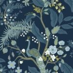 Papel pintado con motivos de pavos reales y flores diseño de Rifle Paper (color navy)