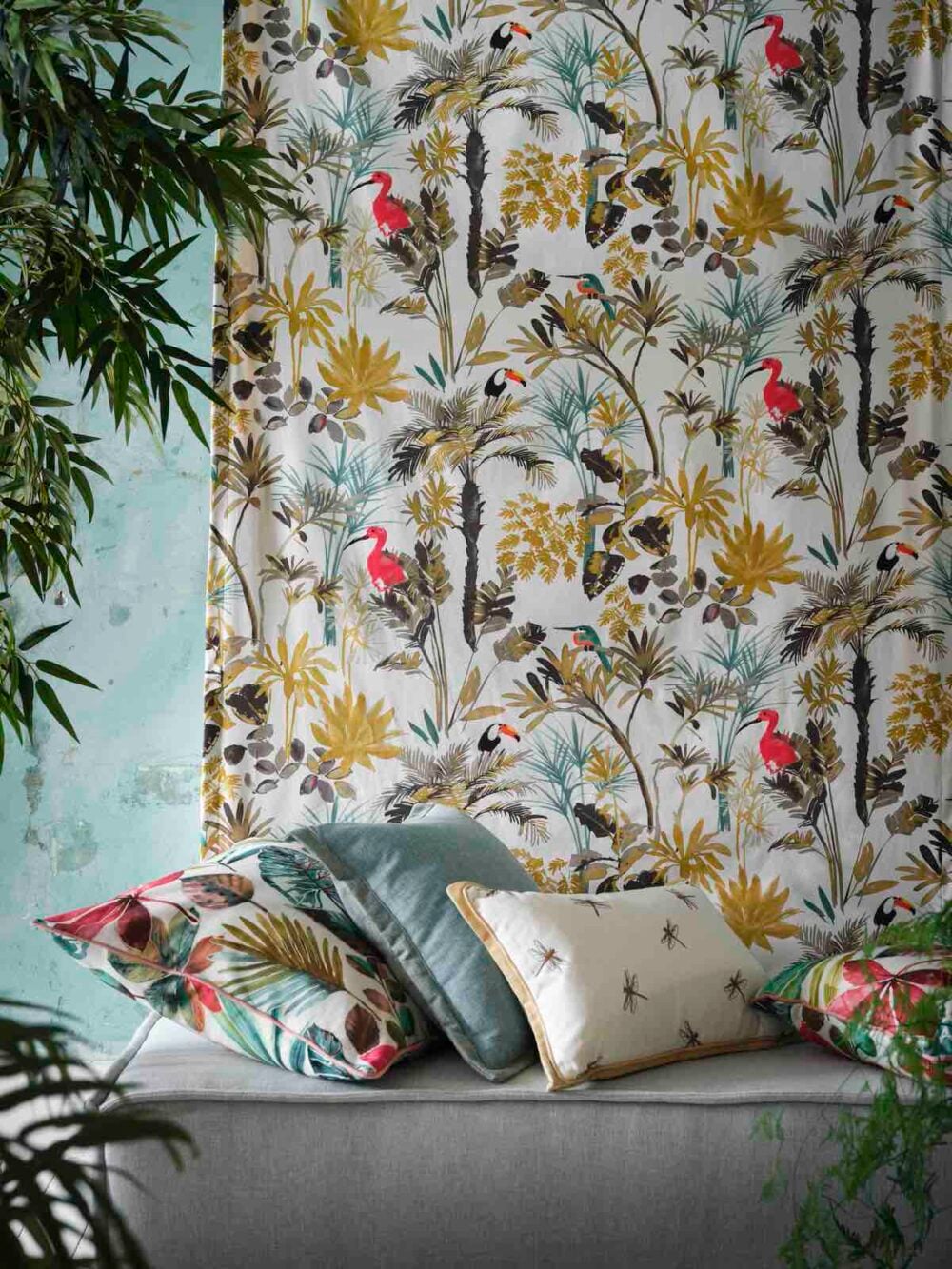 Cortina confeccionada con tela de estampado tropical "Palm" de colección "Amazonia"