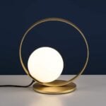 Lámpara de mesa tipo globo con soporte de metal oro mate. Para recibidores, salones o mesitas de dormitorio.