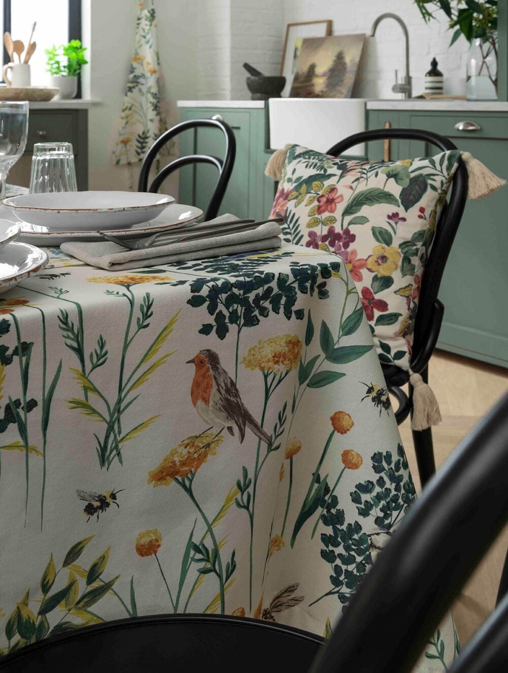 Mantel de cocina confeccionado con tela de algodón grueso estampado de ramos de flores, pequeñas aves y libélulas