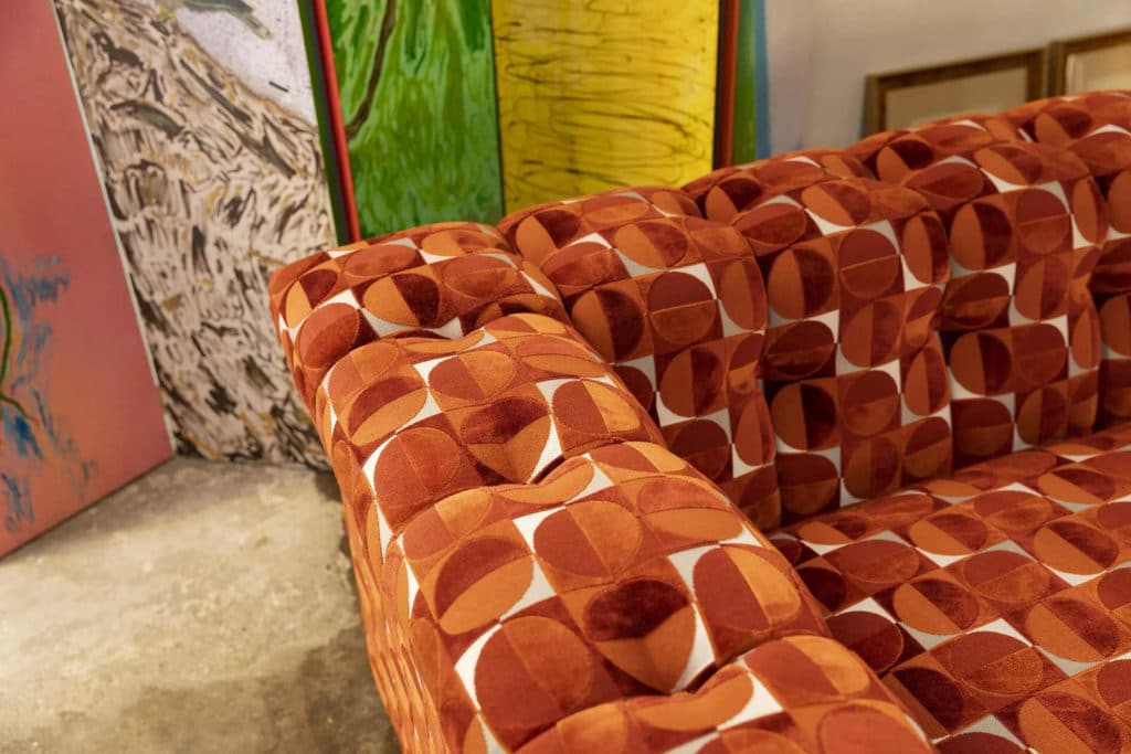 Sofa tapizado con Terciopelo tipo chenilla de diseño geométrico inspirado en los '60. Ref. MASIEL 06 de Güell Lamadrid