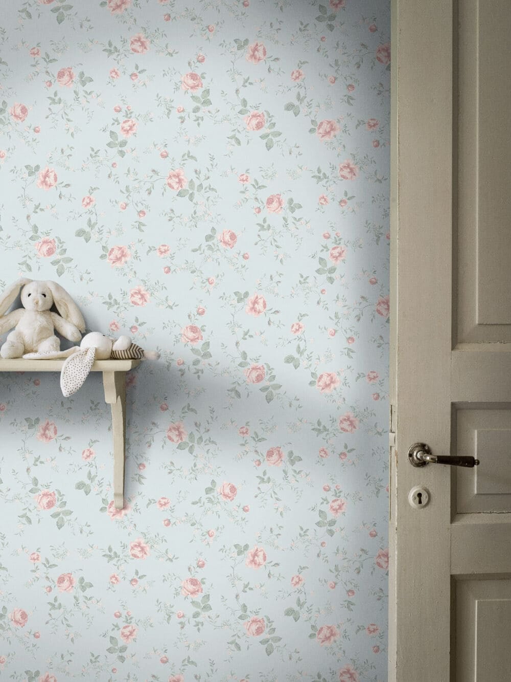 Dormitorio infantil decorada con papel pintado "Rose Garden"de rosas con motivos pequeños en azul celeste (7465)
