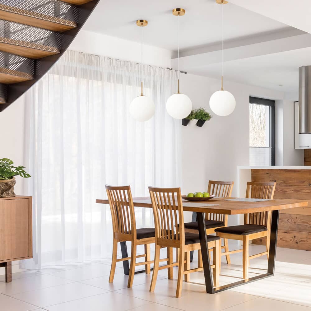 Decoración con lámparas de globo colgantes con detalle dorado