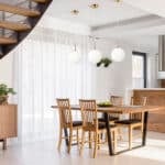 Decoración con lámparas de globo colgantes con detalle dorado
