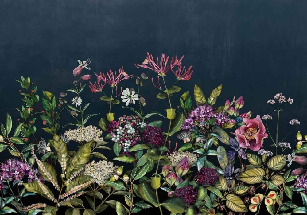 Mural de papel pintado de grandes flores sobre fondo oscuro - Wild-Floral-Day-9500401 diseño de Coordonné