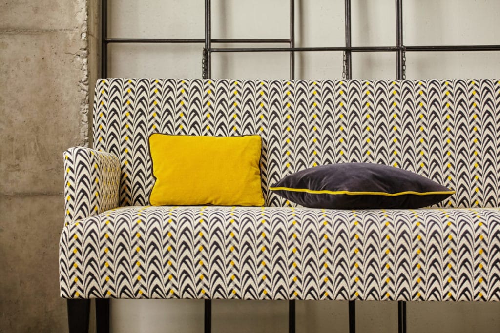 Divano imbottito con Jacquard stampa geometrica art deco "Van Alen" di James Malone