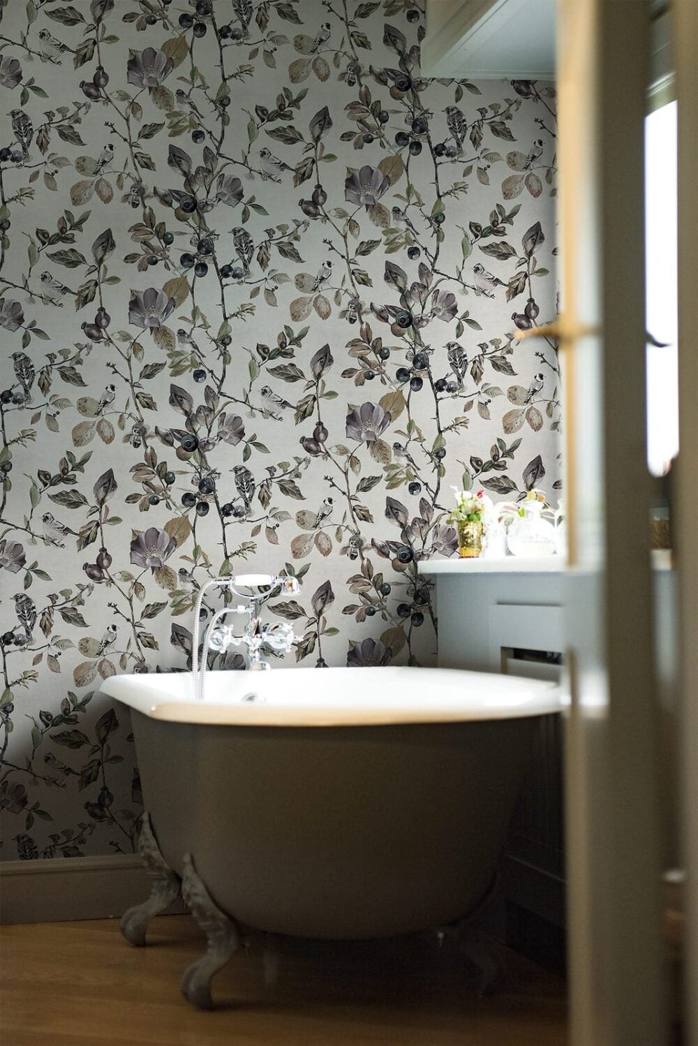 Baño decorado con Papel pintado con motivos de jilgueros y flores diseño de Coordonné - Goldfinch-Song-Cotton-9500031