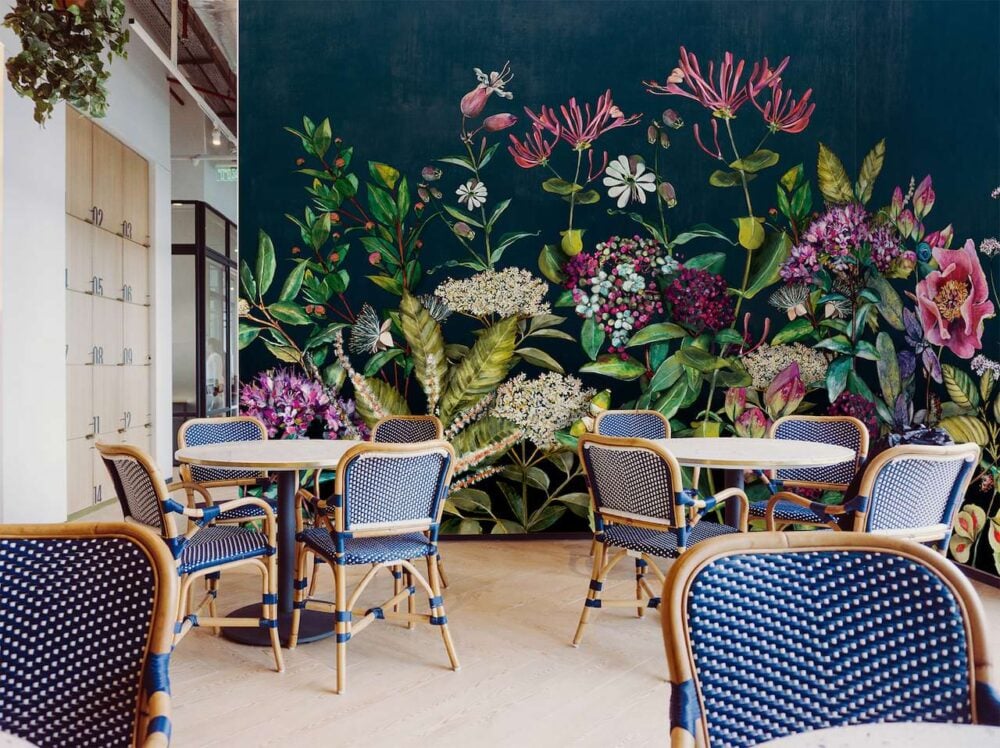 Mural de papel pintado de grandes flores sobre fondo oscuro - Wild-Floral-Day-9500401 diseño de Coordonné