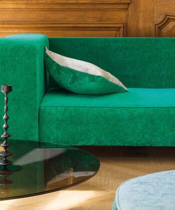 Terciopelo – chenilla de colores brillantes e intensos de inspiración india Güell Lamadrid Estilo Art Decó Sofa tapizado de tela chenilla de terciopelo "Bolero" de Güell La madrid.