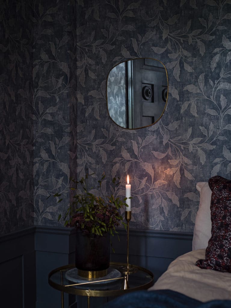 Dormitorio decorado con papel pintado de ramas de estilo oriental "RosewoodNight-1904"