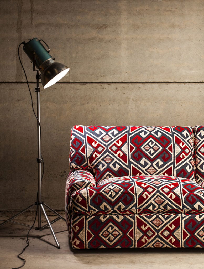Sofá tapizado con Jacquard de estampado persa tipo kilim "MEDINA" diseño de James Malone