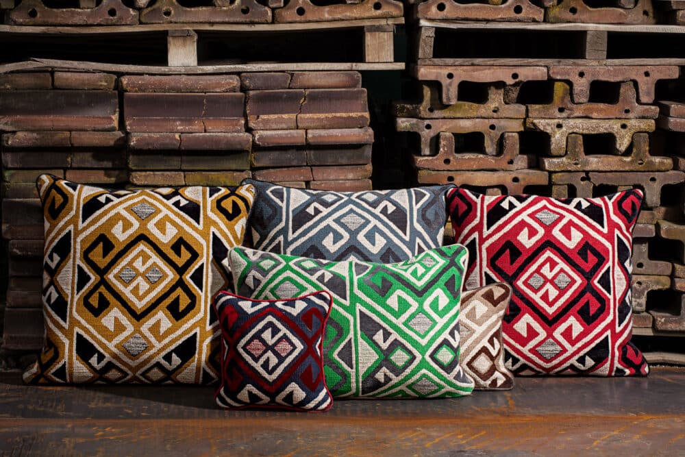 Cojines confeccionados con Jacquard de estampado persa tipo kilim "MEDINA" en varios colores, diseño de James Malone