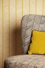 Habitación decorada con Papel pintado de diseño tipo espiga con rayas irregulares estilo étnico "Ziggy"