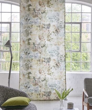 Lino estampado de flores pintadas en acuarela en tonos pastel "Tarbana Lino" diseño de la firma Designers Guild