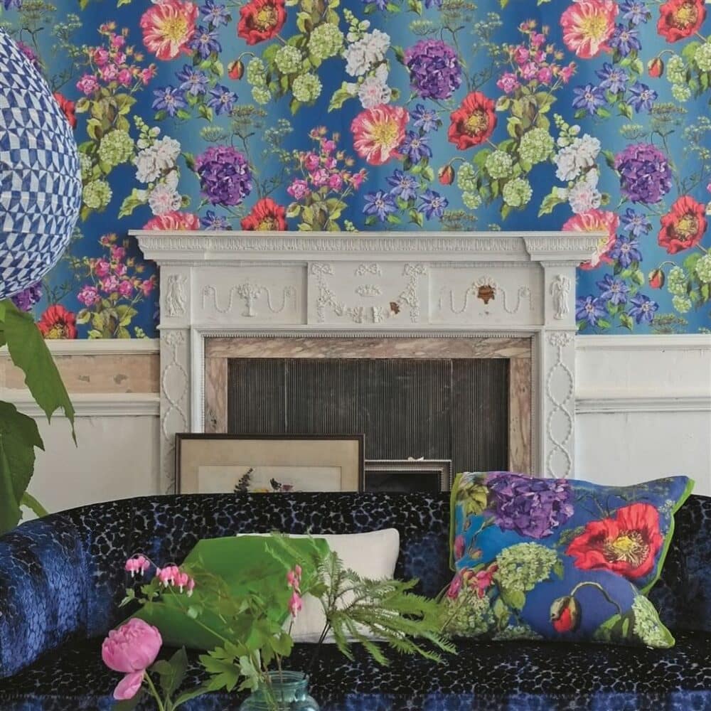 Salón decorado con Papel pintado de flores sobre fondo con efecto degradé "Alexandría" diseño de Designers Guild.