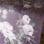 Papel pintado de peonías y damascos de estilo pictórico. Diseño «Floreale» de la exclusiva firma Designers Guild.