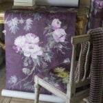 Papel pintado de peonías y damascos de estilo pictórico. Diseño «Floreale» de la exclusiva firma Designers Guild.