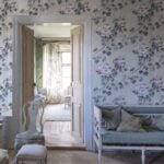Habitación decorada con papel pintado de peonías y damascos de estilo pictórico. Diseño «Floreale» de la exclusiva firma Designers Guild.
