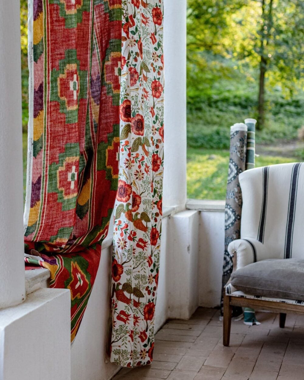 Cortinas hechas a medida con Lino 100% con diseño de grandes flores y aves con efecto vintage "szekely_folk_linen" y "erdely linen" entre otras referencias de la firma Main the Gap