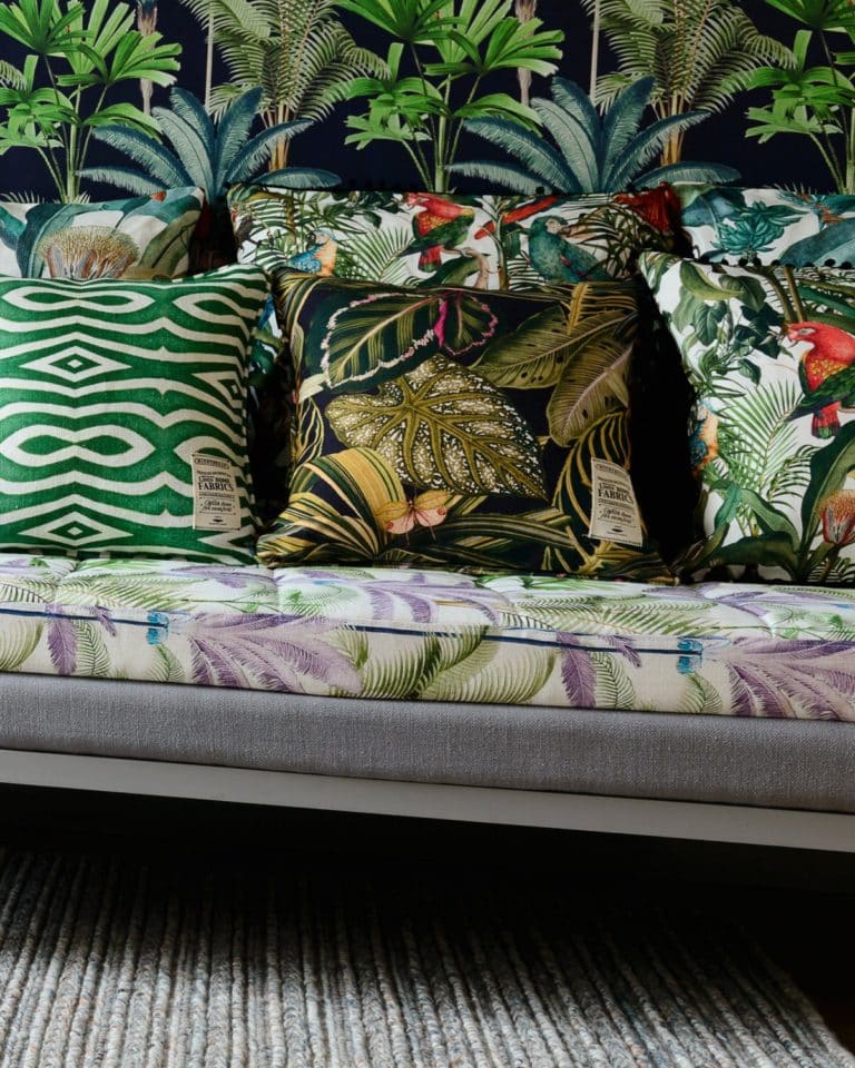 Cojin confeccionado con Lino 100% de exótico estampado de vegetación de la selva "amazonia" diseño de la firma Mind the Gap