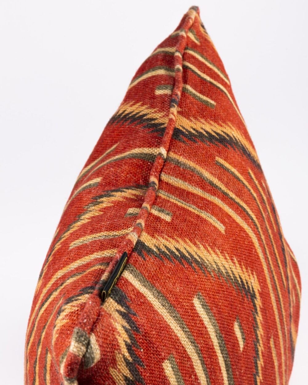 Cojín hecho con Lino 100% de grandes motivos tribales en rojo terracota "navajo" diseño de Mind the Gap