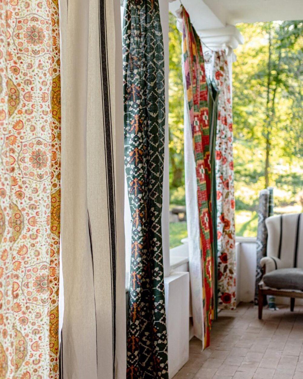 Cortinas confeccionadas con Lino 100% de estampado étnico de pequeñas flores "csardas_linen" diseño de Mind the Gap.