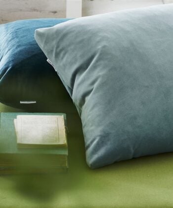 Cuscini realizzati con velluto liscio di 3 metros largo in 50 colori tra cui scegliere. Rif. "Velluto" da Designers Guild.