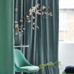 Cortinas confeccionadas con Terciopelo liso de 3 metros de ancho en 50 colores a elegir. Ref. "Velluto" de Designers Guild.