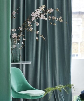 Tende realizzate con velluto liscio di 3 metros largo in 50 colori tra cui scegliere. Rif. "Velluto" da Designers Guild.