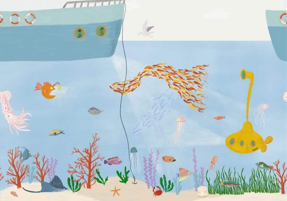 Un hermoso papel pintado de estilo infantil de un fondo marino, lleno de peces, corales, medusas, barcos,... ¡hasta un submarino amarillo!. Ref. YELLOW SUBMARINE - ATLANTIC - 9700020 de Coordonné.