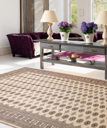Salón decorado con alfombra artesanal en crudo hecha a mano en Pakistan, en lana 100% (tamaño a elegir). Firma Asiatic London.