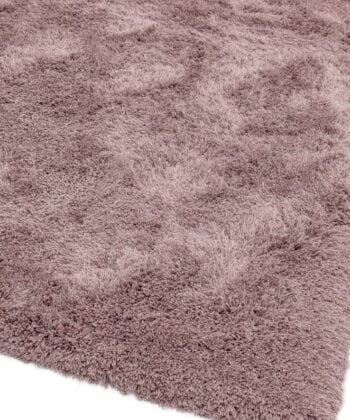 Alfombra de pelo largo para dormitorio en rosa. Una alfombra amorosa, de tacto suave, cálido y gustoso.