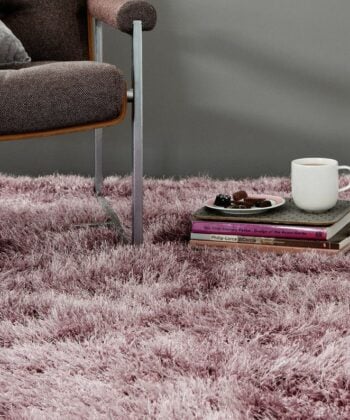 Alfombra de pelo largo para dormitorio en rosa. Una alfombra amorosa, de tacto suave, cálido y gustoso.