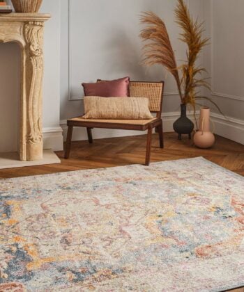 Habitación decorada con alfombra persa vintage en tonos pastel (tamaño a elegir). Ref. Flores-Azin-FR01.