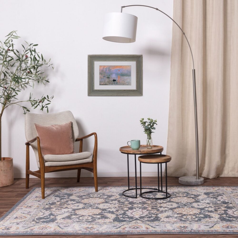 Habitación decorada con alfombra persa vintage de flores sobre fondo oscuro (tamaño a elegir). Ref. Flores-Farah-FR07