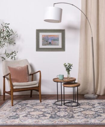 Habitación decorada con alfombra persa vintage de flores sobre fondo oscuro (tamaño a elegir). Ref. Flores-Farah-FR07