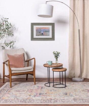 Habitación decorada con alfombra persa vintage en tonos pastel y borde oscuro (tamaño a elegir). Flores-Kira-FR04