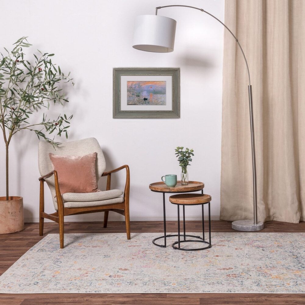 Habitación decorada con alfombra persa vintage de flores desdibujadas (tamaño a elegir). Ref. Flores-Laleh-FR08