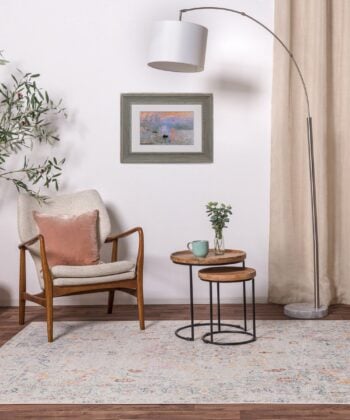 Habitación decorada con alfombra persa vintage de flores desdibujadas (tamaño a elegir). Ref. Flores-Laleh-FR08