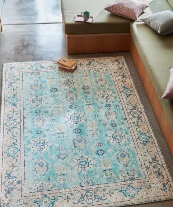 Alfombra de poliéster con diseño floral en verde agua (170 × 120cm). Modelo Syon-Azure