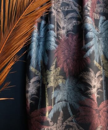 Cortina confeccionada con Jacquard estampado tropical de exóticas palmeras. Ref. "oasis carnival" de Coordonné.