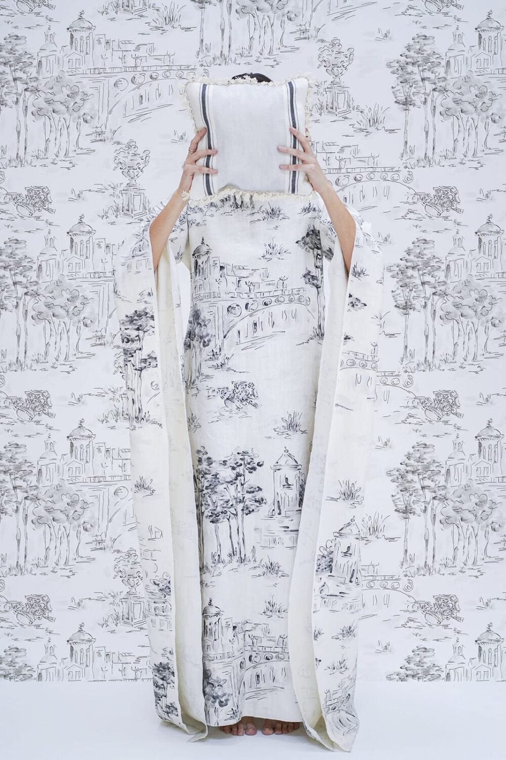 Papel pintado de acuarela toile de jouy mediterráneo de Ybarra & Serret - Coordonné.