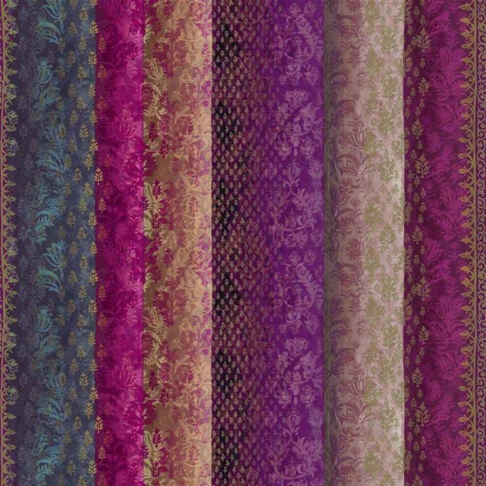 Cortinas confeccionadas con algodón de estampado tipo sari y motivos dorados en tonos fucsia