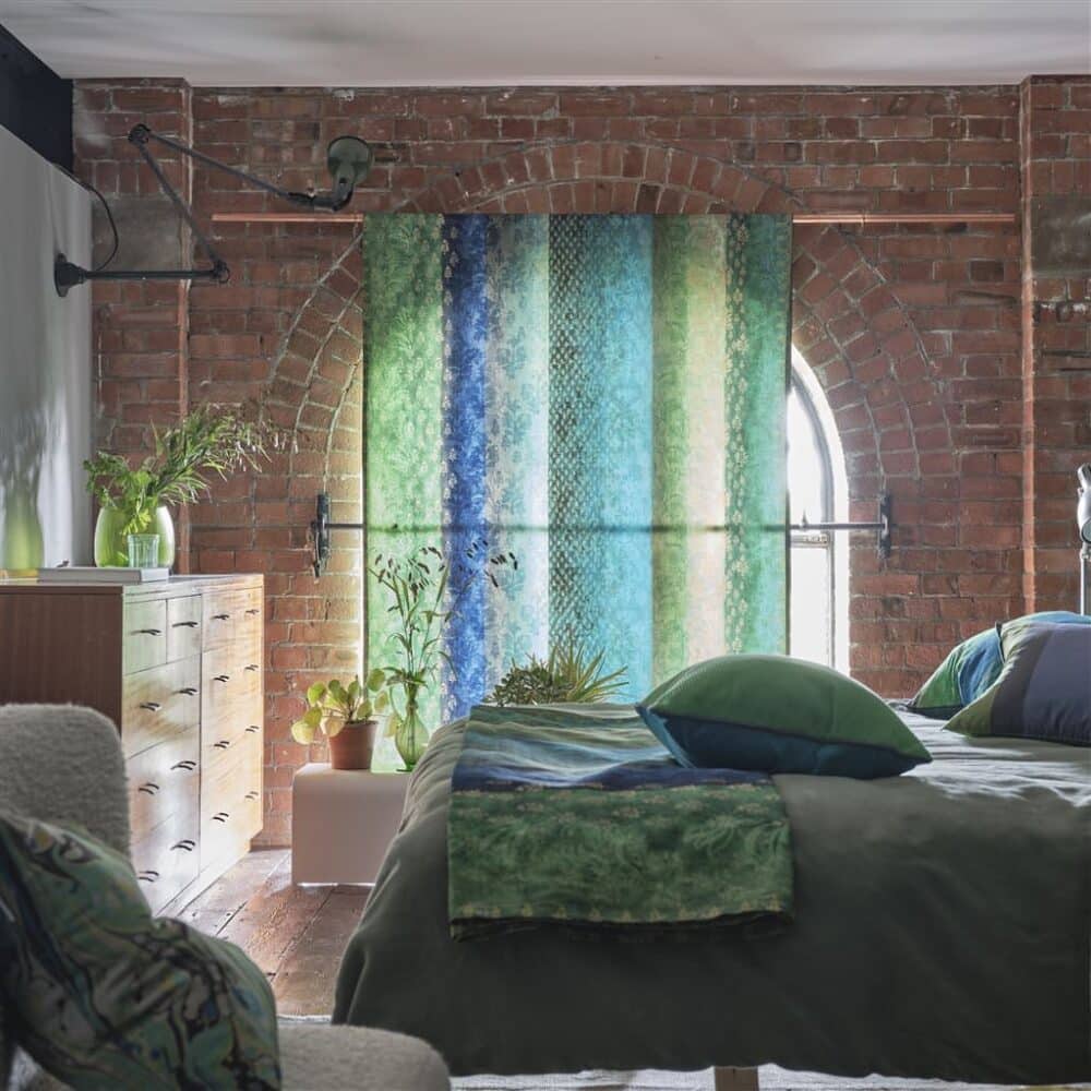Cortinas confeccionadas con algodón de estampado tipo sari y motivos dorados y tonos verdosos