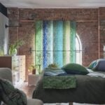 Cortinas confeccionadas con algodón de estampado tipo sari y motivos dorados y tonos verdosos