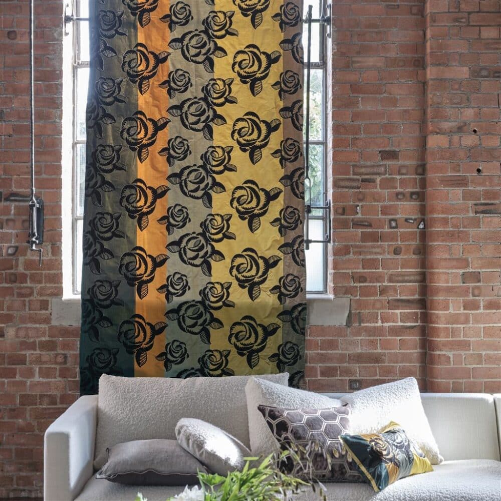 Llamativa tela de raso en seda con diseño a rayas y motivos de flores bordados, perfecta para lujosos cortinajes. Diseño Designers Guild