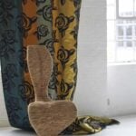 Llamativa tela de raso en seda con diseño a rayas y motivos de flores bordados, perfecta para lujosos cortinajes. Diseño Designers Guild