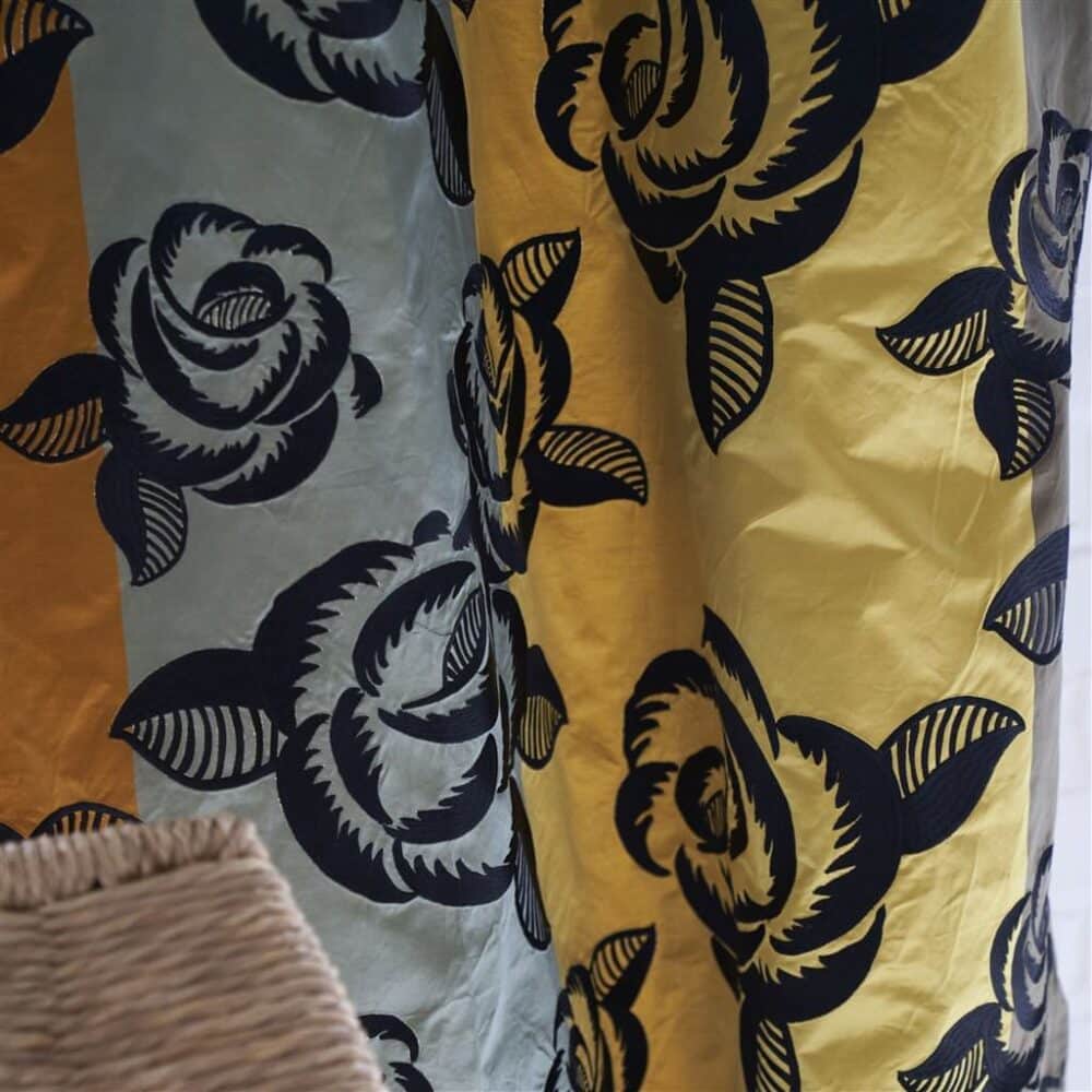 Llamativa tela de raso en seda con diseño a rayas y motivos de flores bordados, perfecta para lujosos cortinajes. Diseño Designers Guild