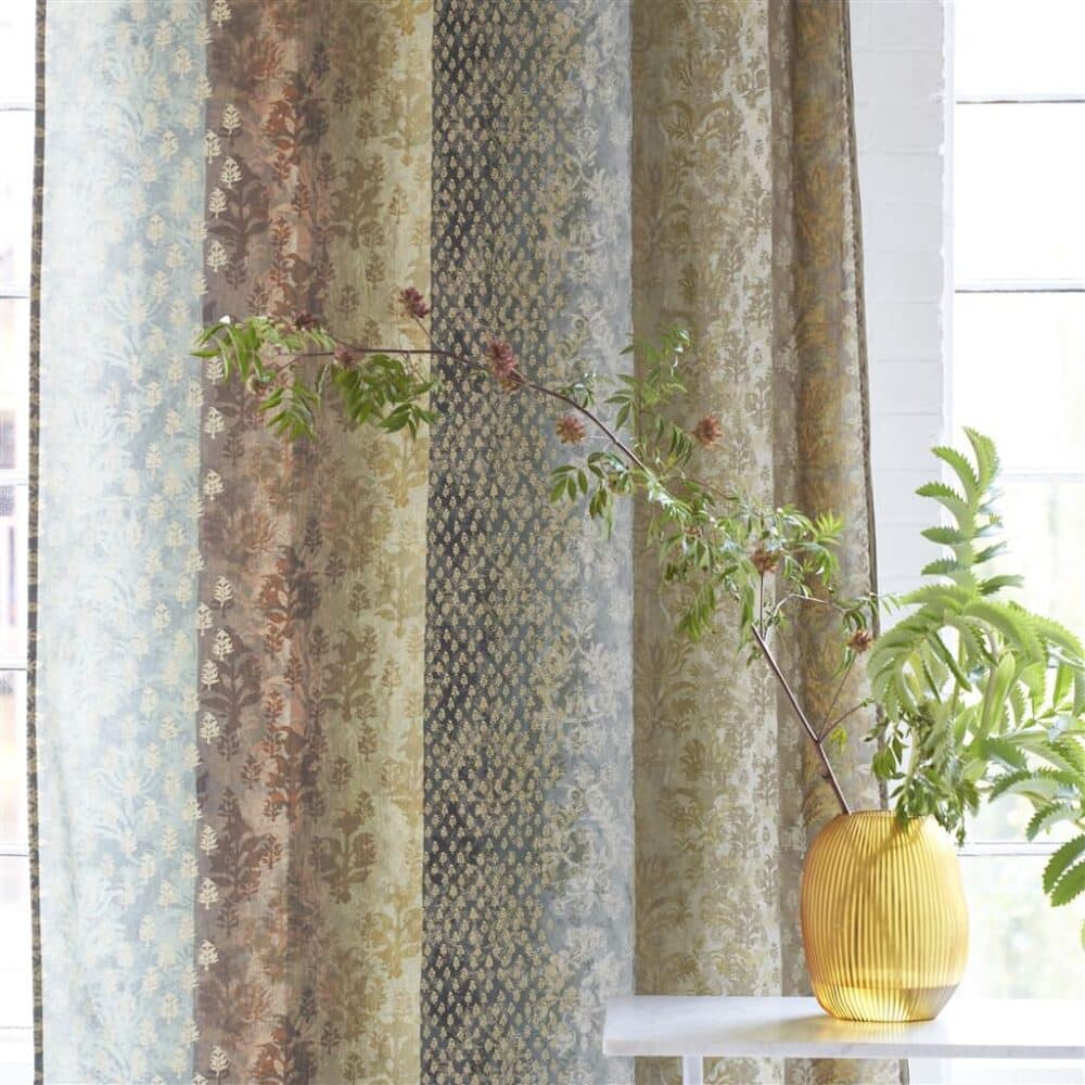 Cortinas confeccionadas con algodón de estampado tipo sari y motivos dorados en tonos naturales